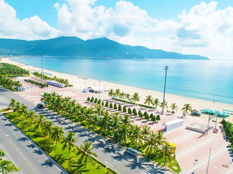 Bãi biển Mỹ Khê nằm cách trung tâm Đà Nẵng bao xa?
