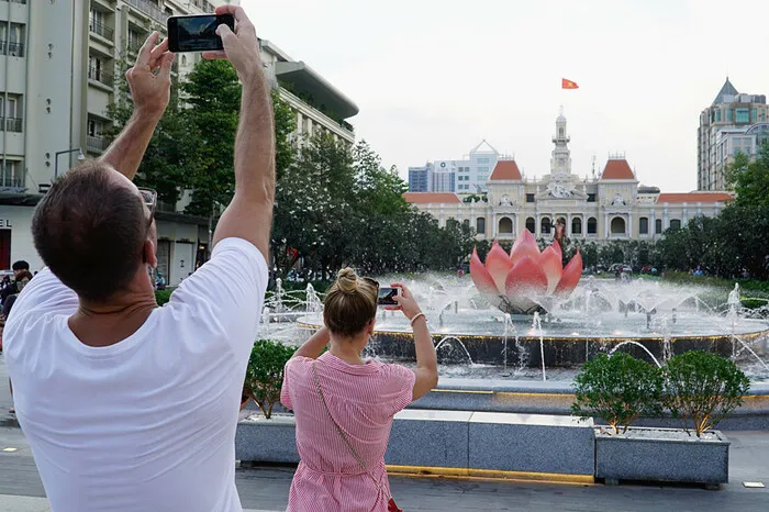 "Bật mí" những kinh nghiệm đi phố đi bộ Nguyễn Huệ - Quận 1 TP.HCM mới nhất 2021