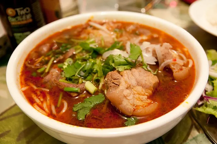 Đặc sản Huế - Bún bò Huế