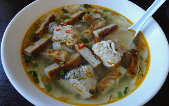 Đặc sản Nha Trang - Bún chả cá