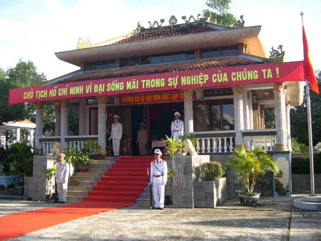 Du Lịch Hậu Giang Ghé Thăm Đền Thờ Bác Hồ