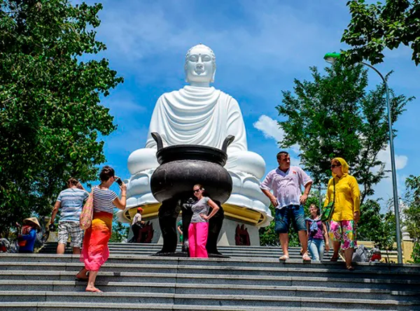 Phút lắng đọng tâm hồn ở Long Sơn - Ngôi Chùa nổi tiếng linh thiêng ở Nha Trang