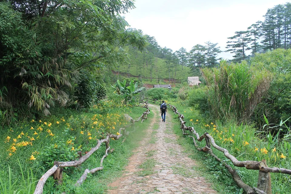 Thông tin giá vé vào tham quan khu du lịch Làng Cù Lần mới nhất 2021