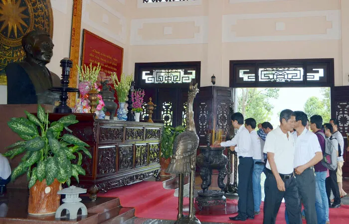 Thuyết minh về khu tưởng niệm đền thờ Phạm Hùng ở Vĩnh Long