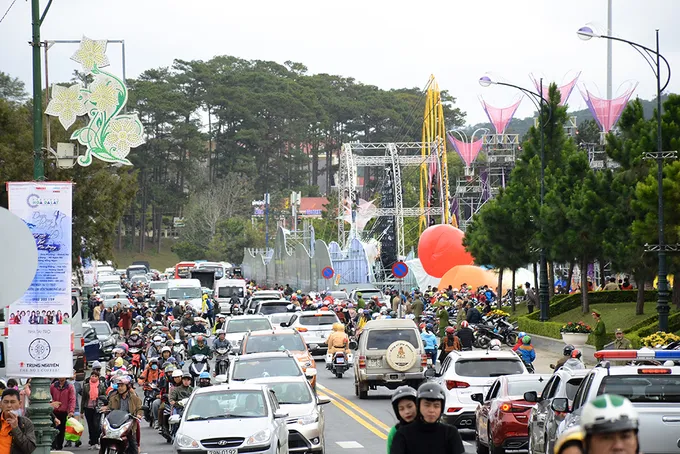 "Tin được không" Festival Hoa Đà Lạt 2019: tắc đường, giá xe khách tăng nhẹ