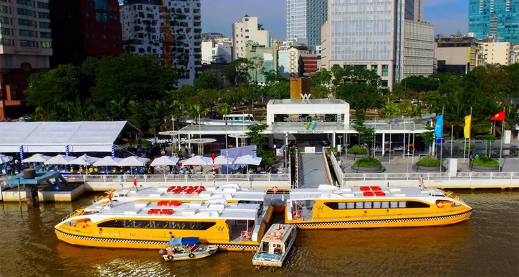 Trải nghiệm ăn tối trên tàu ở sông Sài Gòn - Ngắm cảnh sắc Sài Gòn