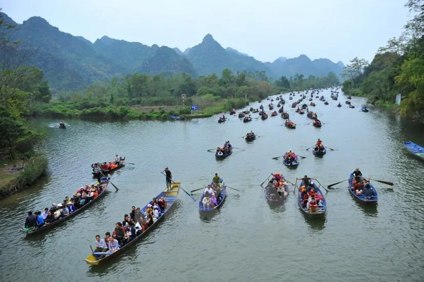 Tưng bừng lễ hội chùa Hương ở Hà Nội