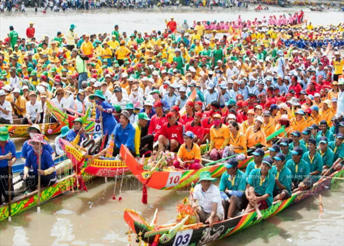 Tưng bừng lễ hội đua ghe ngo ở Sóc Trăng