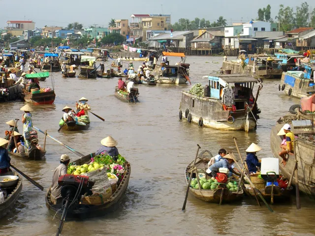 Về chiêm ngưỡng Xuồng ba lá - Nét đặc trưng trên sông nước miền Tây