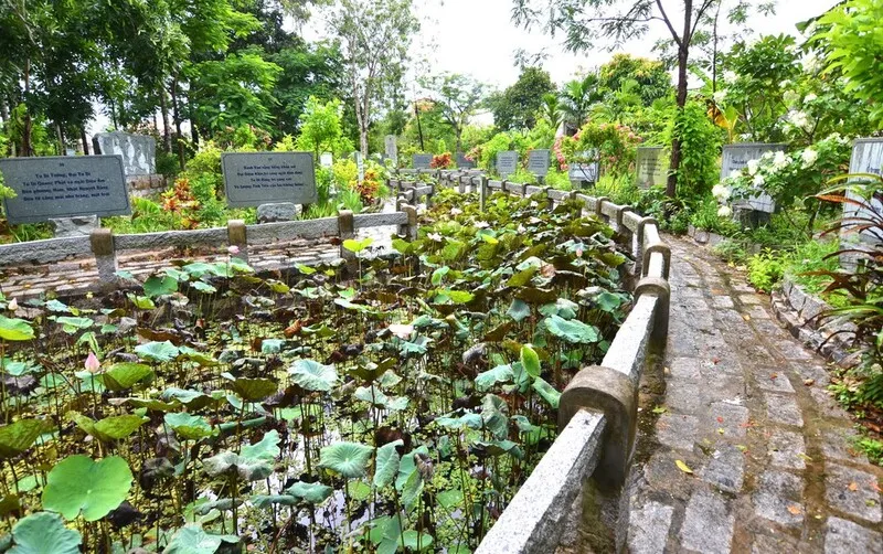 Về Vĩnh Long chiêm ngưỡng vườn kinh phật bằng đá “độc nhất vô nhị”